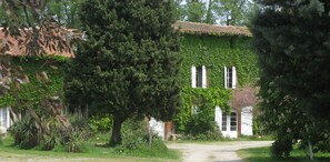 La maison de Palosse dans son ensemble, le gîte se situe à gauche