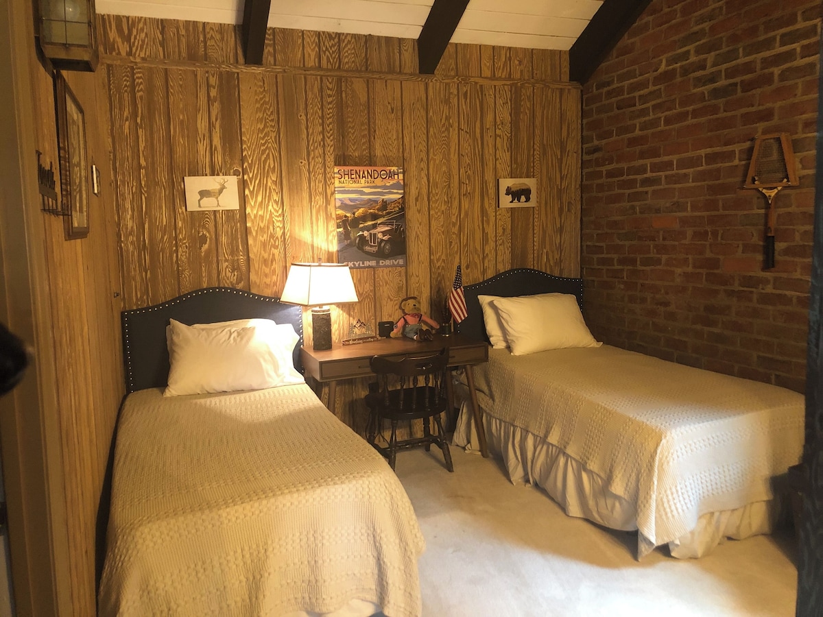Spacious Chalet on the Blue Ridge Parkway – Early Check-in and Late Check-out!