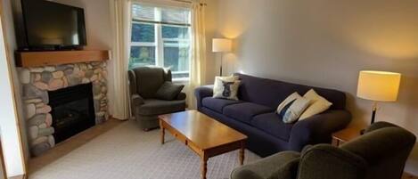 Fresh Tracks is a bright 2 bedroom, 2 bathroom corner unit in the much desired!