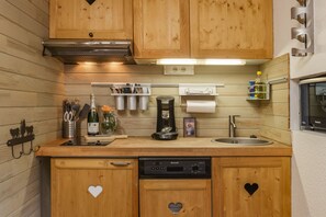 Charming mountain style kitchen all well equipped