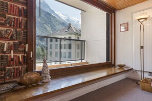 Großer sonniger Balkon mit Blick auf den Mont-Blanc