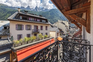 Balcon donnant sur la rue piétonne de Chamonix