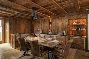 Salle à manger tout en bois