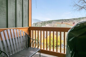 Enjoy the View While Sipping Wine or Hot Cocoa. Gas Grill For Your Convenience