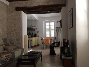 Salon ouvert sur le coin repas