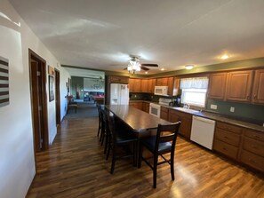 Kitchen & dining
