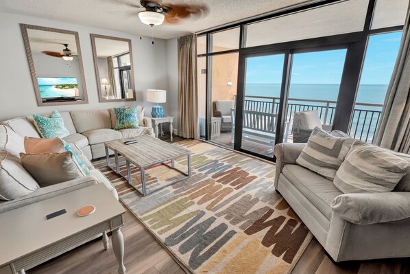 Amazing Living Room with Views of the Ocean 🌊☀️