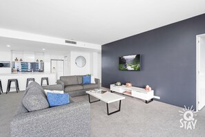 Comfy living room area plenty lots of couch space 🛋