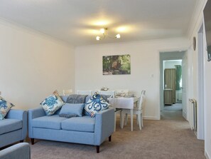 Living room/dining room | Rest-A-While, Freshwater