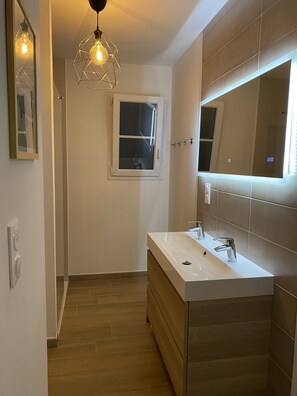 Sdb suite parentale, douche à l’italienne, double vasque, miroir led, wc