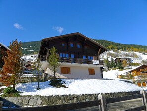 Sky, Snow, Building, Window, Mountain, Cloud, Slope, House, Plant, Tree