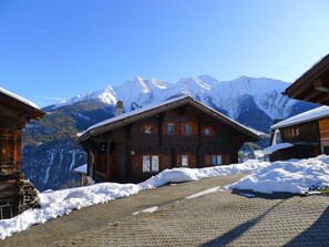 Sky, Mountain, Building, Snow, Property, House, Slope, Window, Wood, Highland