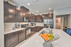 Kitchen | Fully Equipped w/ Cooking Basics