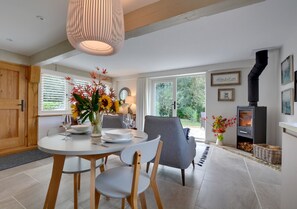 CB652 - Dining Area