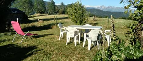 Vue du jardin sur le Mont Valier en été