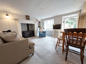 Sitting room with dining table