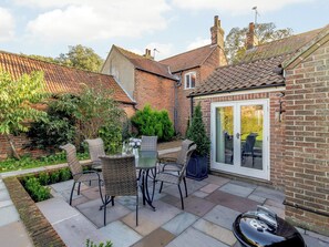 Sitting-out-area | Robin Cottage, Holt