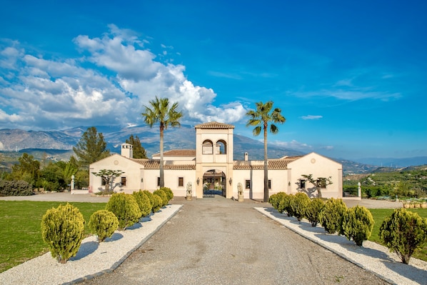 La Esperanza Granada Hotel & Private Villa, 90 minutes from Malaga Airport