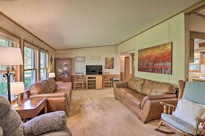 Living Room | Free WiFi | Towels & Linens Provided | Garage & Driveway Parking