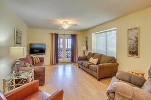 Living Room | Flat-Screen Cable TV | Sleeper Sofa