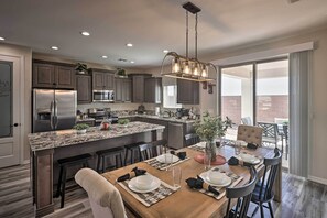 Dining Area | Breakfast Bar