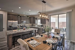 Dining Area | Breakfast Bar