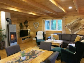 Table, Furniture, Property, Plant, Picture Frame, Couch, Houseplant, Interior Design, Wood, Living Room