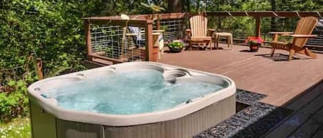 West Side Paradise deck and hot tub