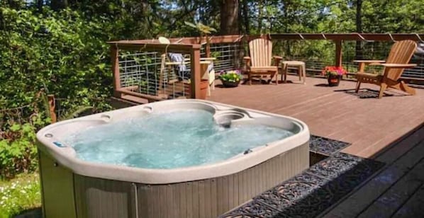 West Side Paradise deck and hot tub