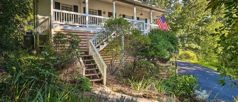 Mills River Vacation Rental | 3BR | 2BA | 2 Stories | Stairs Required