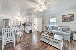 Living Room | Free WiFi | Central A/C