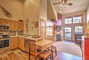 STUDIO CONDO-ski in and ski out! Amazing location!