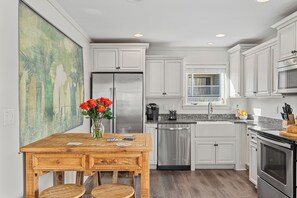 Fully equipped kitchen with modern appliances, perfect for preparing meals during your stay.