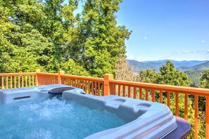 Relax & Enjoy Mountain Views from the Hot Tub