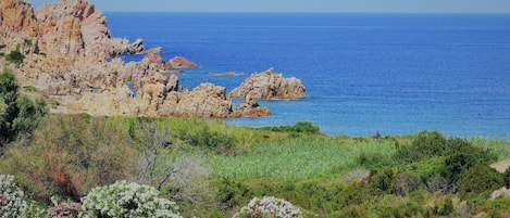 Mare e rocce tipiche del nord Sardegna a 400 metri.