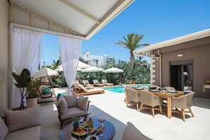 The pool features six wooden sunbeds, four umbrellas, and a hammock, perfect for relaxing while soaking up the sun.