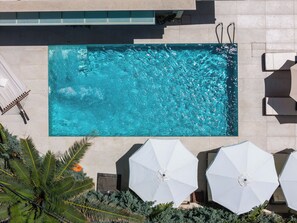 A 32 m2, private, heated, swimming pool that has a high-tech swim jet functioning!