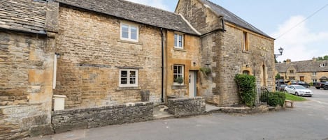 The Cotswold Lady - StayCotswold