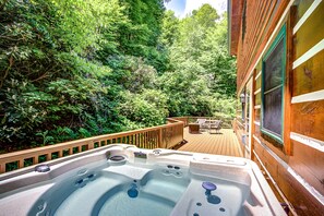 Oversized Back Porch Featuring Hot Tub, Gas Fire Table, Picnic Table & Seating