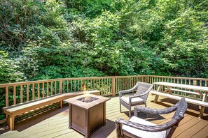 Oversized Back Porch Featuring Hot Tub, Gas Fire Table, Picnic Table & Seating