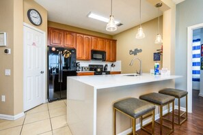 Kitchen and Breakfast Bar