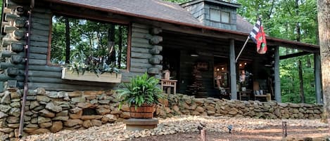 Nothing beats mountain time spent in an authentic hand-hewn log home! 