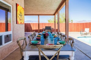 Dine al fresco with effortless access to the pool—dinner and a dip have never been easier! 🍽️💦
