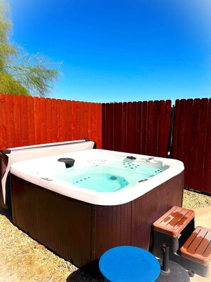 Relax and recharge: the ideal spot to unwind after a day of adventure! 🌿🛁