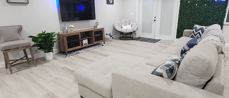 Spacious living room with cable TV and WIFI