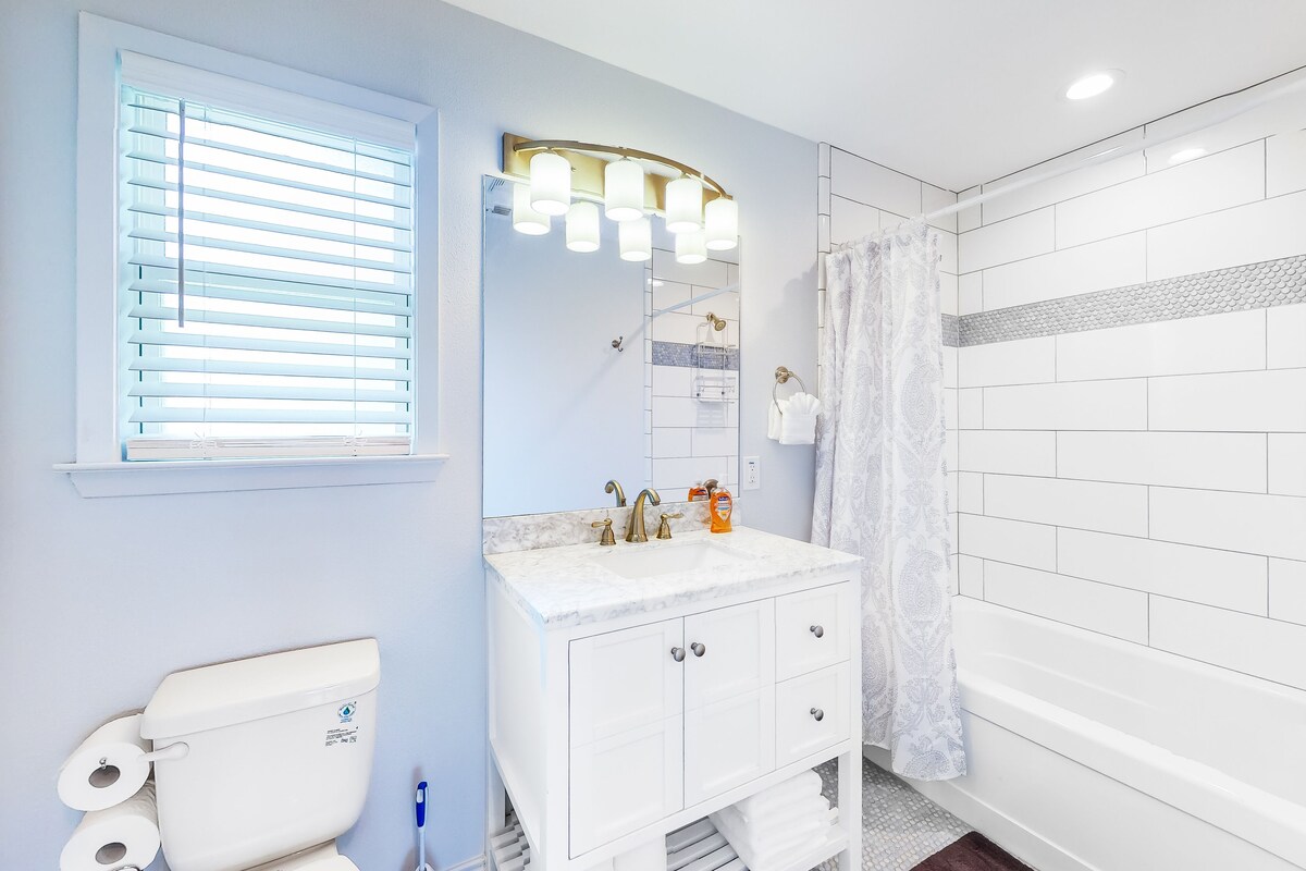 Dog-friendly home w/ a furnished patio, free WiFi, & central A/C- near cove