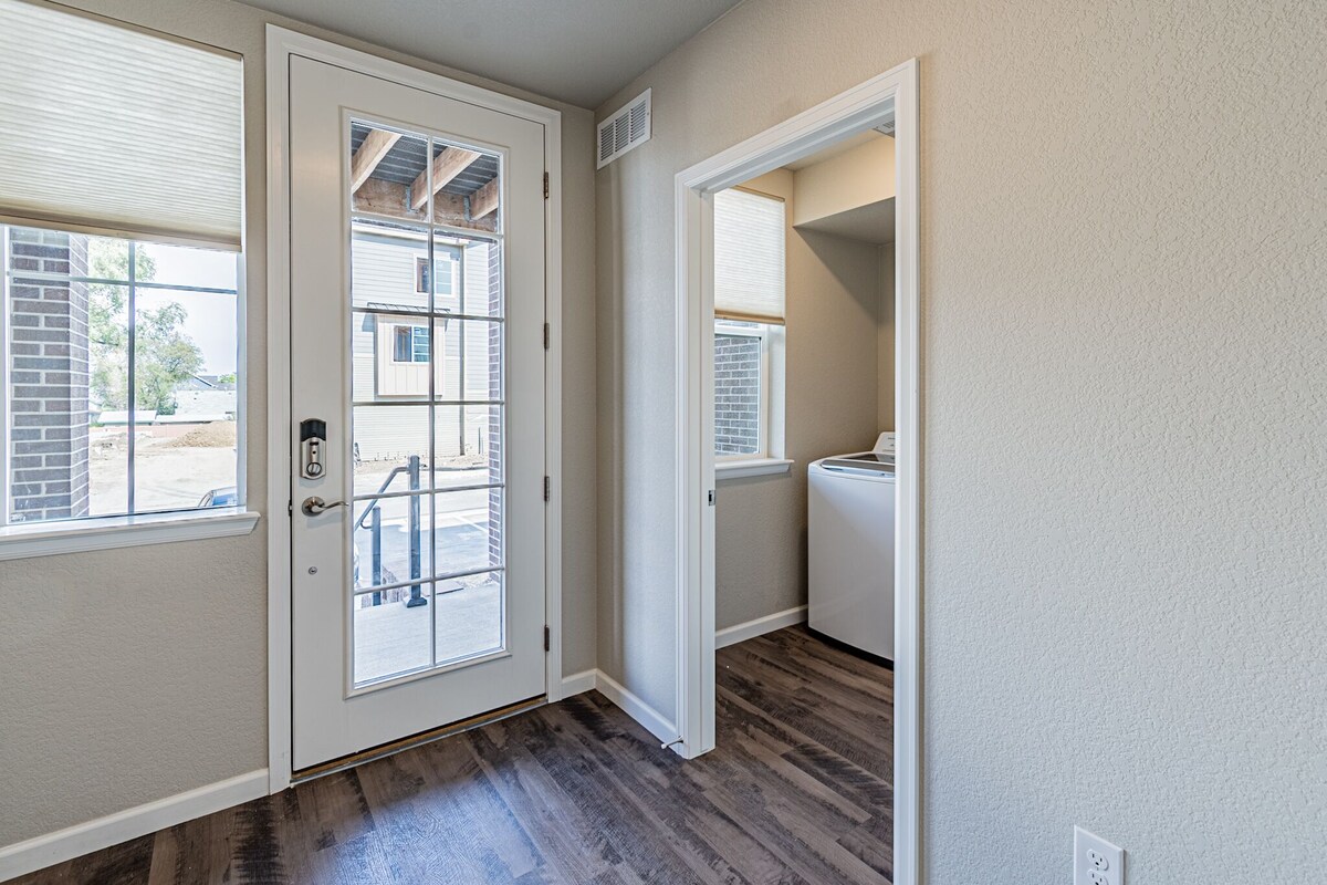 New LUXURY condo on lightrail line to downtown