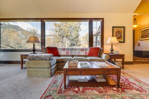 Living Room | Free WiFi | Fireplace | Central Heat | Smart TV