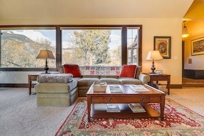 Living Room | Free WiFi | Fireplace | Central Heat | Smart TV