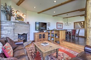 Living Room | Smart TV | Ski-In/Ski-Out Access